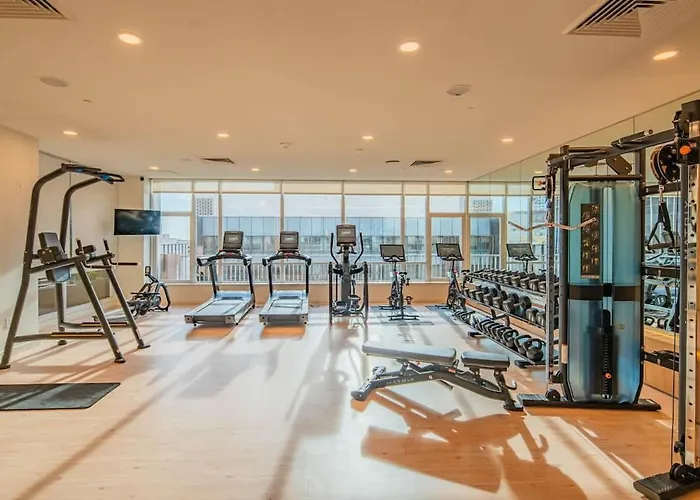 Serene Haven Dt Highrise, Gym, Pool, Parking, W-d, Golf Apartment *