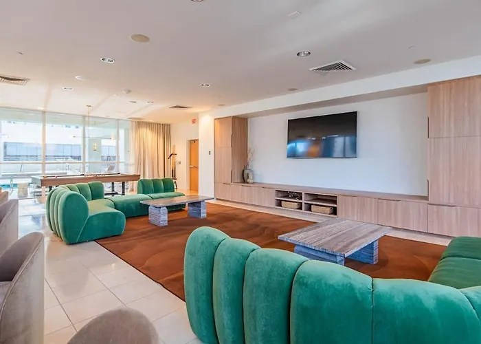 Apartment Serene Haven Dt Highrise, Gym, Pool, Parking, W-d, Golf