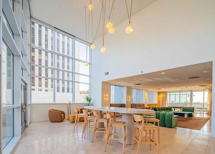 Serene Haven Dt Highrise, Gym, Pool, Parking, W-d, Golf *