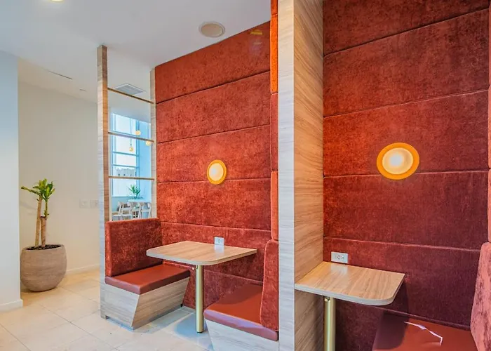 Serene Haven Dt Highrise, Gym, Pool, Parking, W-d, Golf Apartment
