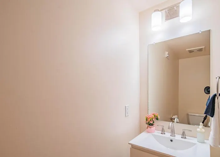 Serene Haven Dt Highrise, Gym, Pool, Parking, W-d, Golf Apartment *