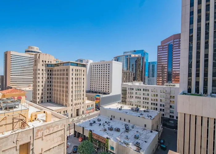 Serene Haven Dt Highrise, Gym, Pool, Parking, W-d, Golf Apartment *